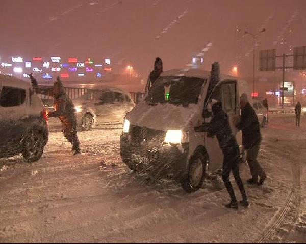Kar yağdı, araçlar yollarda kaldı...