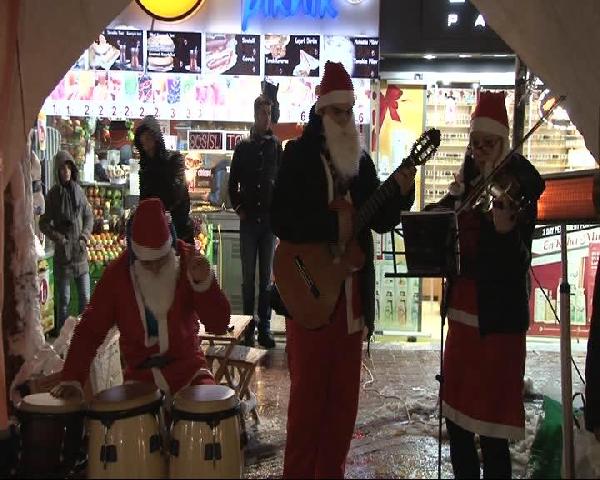 Maltepe'de yılbaşı nedeniyle 5 bin hediye dağıtıldı