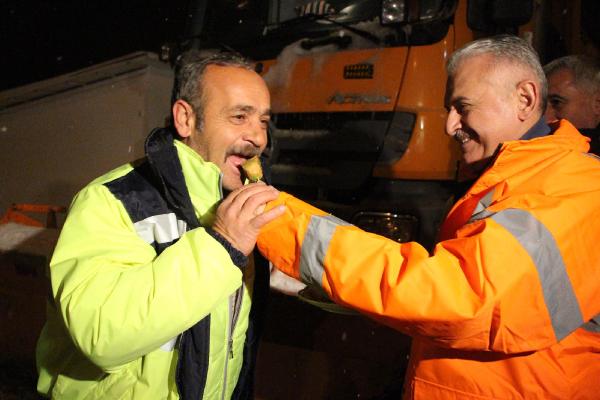 Bakan Yıldırım, yeni yıla Bolu Dağı'nda karayolları işçileriyle girdi