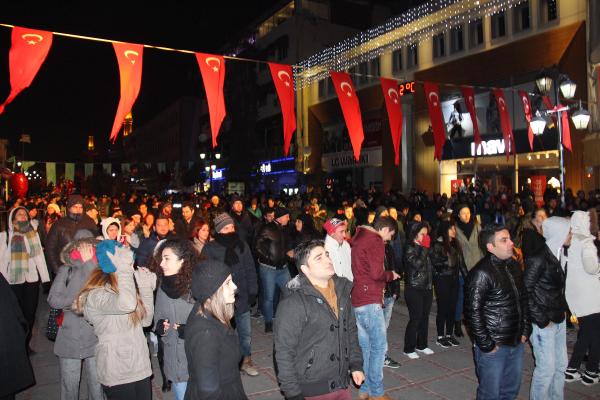 Sıfırın altında 6 derecede sokak partisi