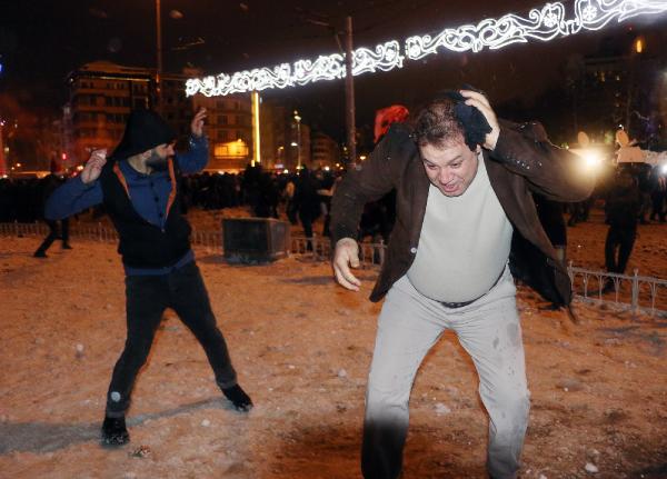 Yeni yıla Taksim'de kartopu savaşı yaparak girdiler