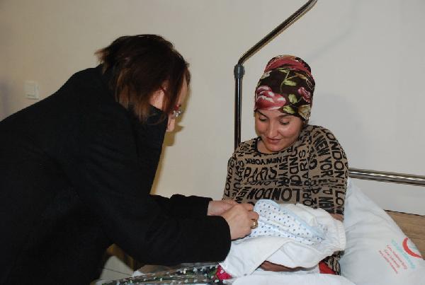 Yeni yıl bebeklerine altın, annelere çiçek