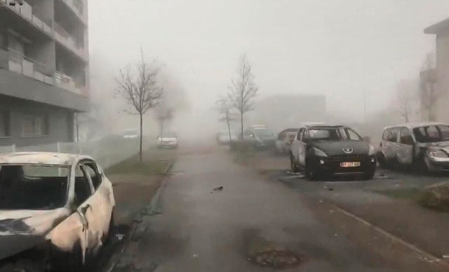 Fransa’da 15 araç kundaklandı: 6 çocuk gözaltında