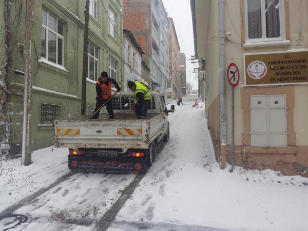 Balıkesir'de 162 kırsal mahallenin yolu kardan kapalı