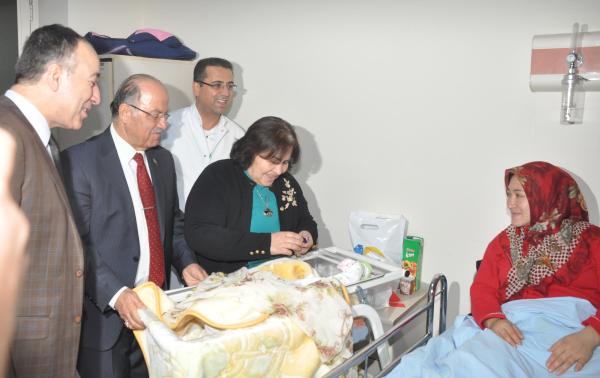 Yeni yılın ilk bebeklerine Vali ve Başkan'dan altın