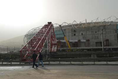 Timsah Arena’nın vinci taksi üzerine devrildi; 1 ölü, 1 yaralı (4)