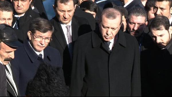Cumhurbaşkanı Erdoğan Karakaya'nın mezarı başında Kuran okudu