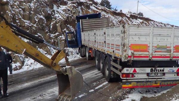 Andırın'da araçlar karda mahsur kaldı