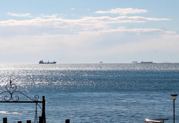 Limana yanaşamayan gemilerdeki hamile ve yaşlı yolcuları Sahil Güvenlik tahliye etti