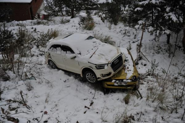 Sürücüsünün atlayarak kurtulduğu cip, başka bir otomobille de çarparak birlikte şarampole uçtu