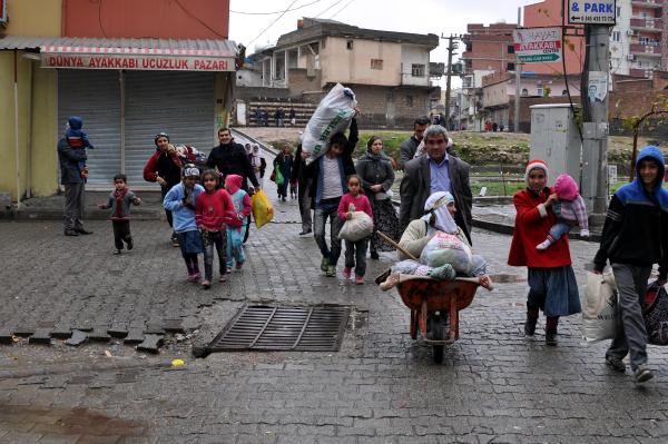 Çatışmaların sürdüğü Cizre'den vatandaşlar kaçıyor