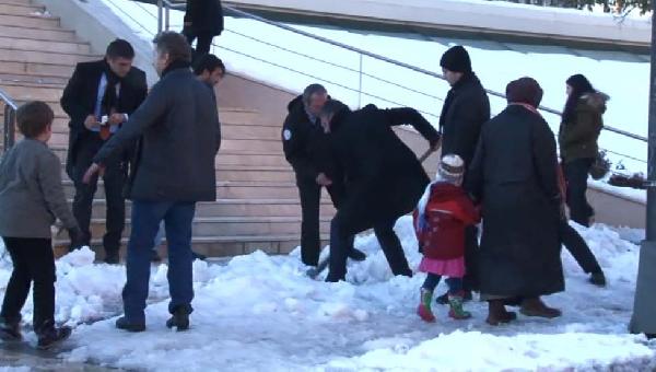 Erdoğan'ın korumalarının kar seferberliği...