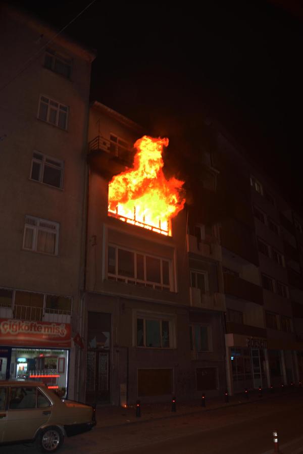 Apartman dairesi alev alev yandı