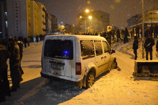 Kavga ihbarına giden polis aracı, sokakta kayanlara çarptı: 8 yaralı
