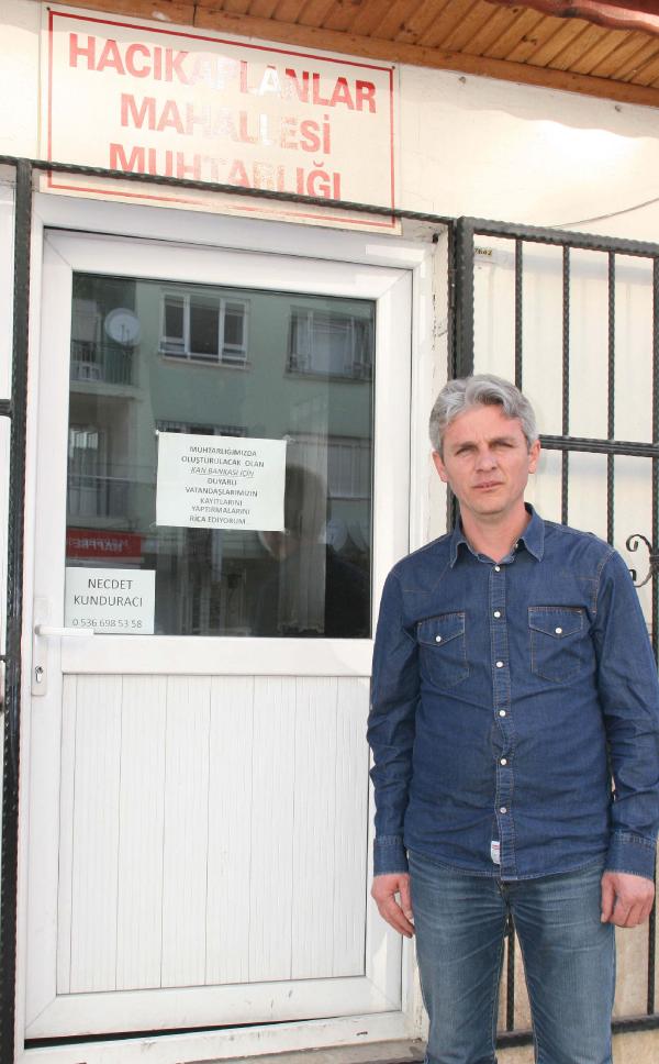 Muhtar mahallelinin kan grubunu kaydediyor