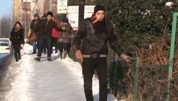 Buzlu kaldırımlarda düşmekten kurtulamadılar