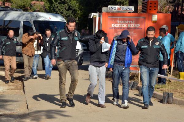 Uyuşturucuyu cinsel organına yerleştirirken yakalandı