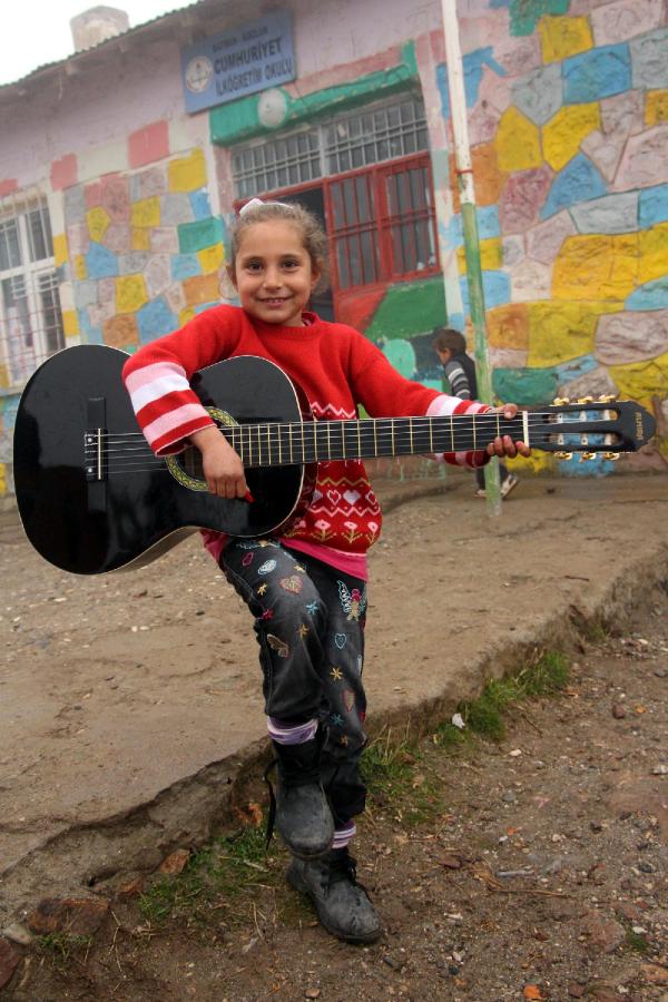 Hayatlarında ilk kez gördükleri gitarı çalmayı öğrenecekler