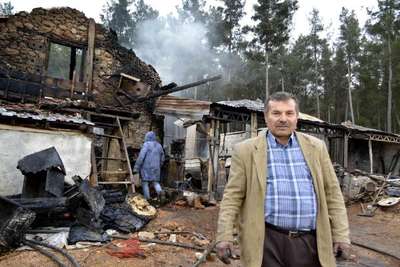 Marangoz atölyesi ve 4 araç yangında kül oldu