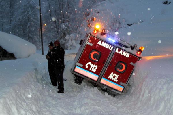 Rize’de yollar kapandı, araçlar kara gömüldü (2)