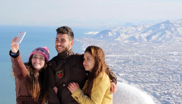 Deniz üzerindeki havalimanının kış manzarası