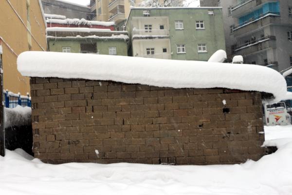 Şırnak'ta kırsalda kar kalınlığı 1.5 metreyi geçti