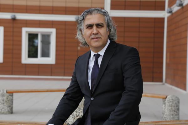 Prof. Dr. Arazi: Karlı ve buzlu yolda yürürken penguenler gibi hareket edin