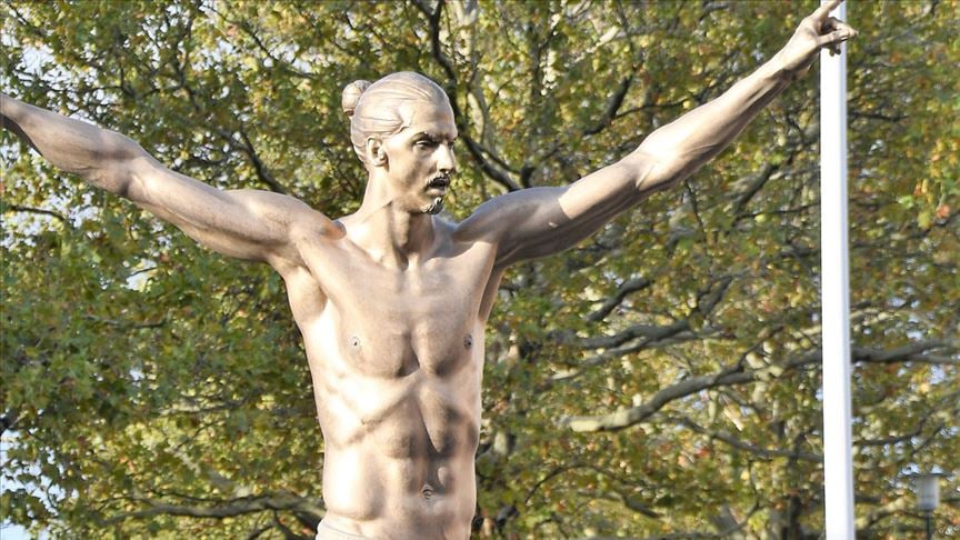 Ibrahimovic'in İsveç'teki heykeli yıkıldı