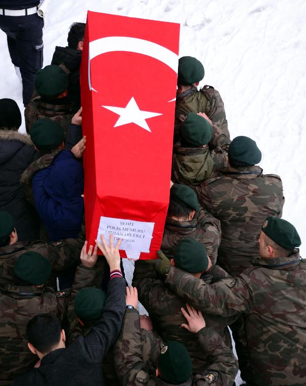 Şehit arkadaşlarını omuzlarında taşıdılar