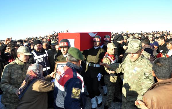 Şehit astsubayın cenazesi düğün yaptığı meydanda uğurlandı