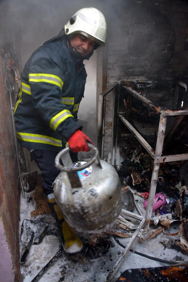Alevlerin arasında kalan tüp bomba gibi patladı