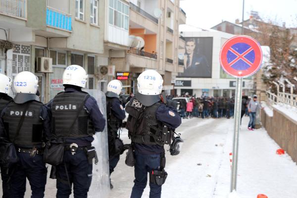 Bingöl'de yürümek isteyen gruba polis müdahalesi