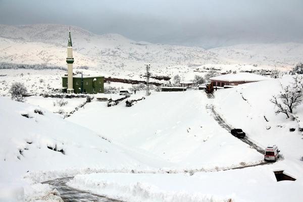Köyün kardan kapanan yolu açıldı, hamile kadın hastaneye ulaştırıldı