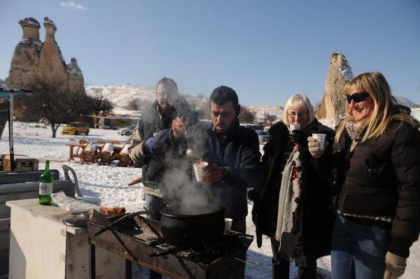 Kapadokya’da turistlere sıcak şarap