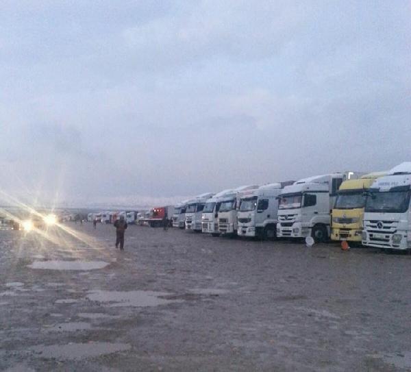 Hendek, barikat, yasak ve operasyon sınırların ötesinde binlerce kişiyi mahsur bıraktı