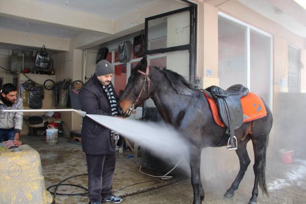 Karda bindiği atını oto yıkamacıya götürdü