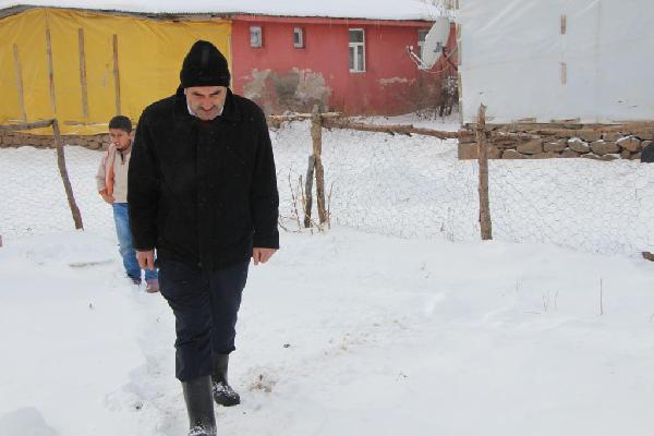 Ayağı kırık gebe eşeğe barınak yapıp sahip çıktı