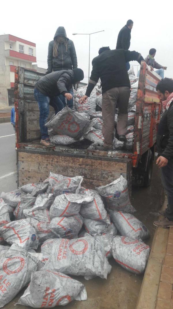 Akçakale'de Suriyelilere giyecek, soba ve yakacak yardımı