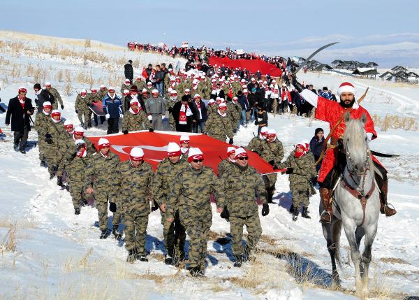 Sarıkmaış şehitleri eksi 10 derecede anıldı