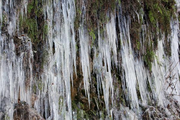 Ordu’da soğuk hava buz sarkıtları oluşturdu