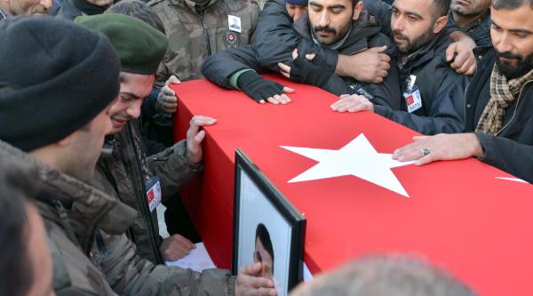 Şehit babasını üniforması ile uğurladı
