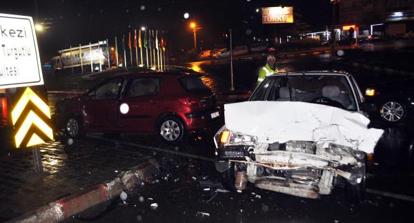 İki otomobil çarpıştı: 3 yaralı