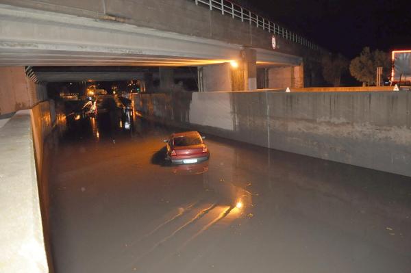 İzmir'de altgeçitleri yine su bastı