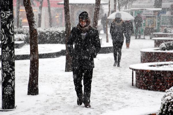 Isparta güne karla başladı