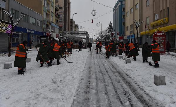 Uşak'a yılın ilk karı yağdı, okullar tatil edildi (2)