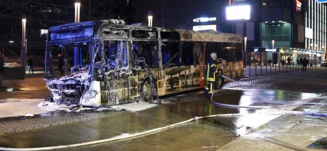 Almanya’da seyir halindeki otobüs alev aldı