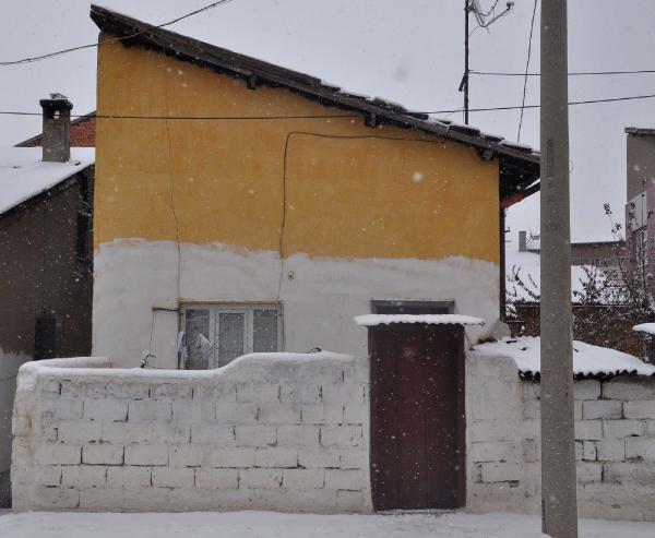 Sivas'ta baba ve oğlu sobadan zehirlenip öldü