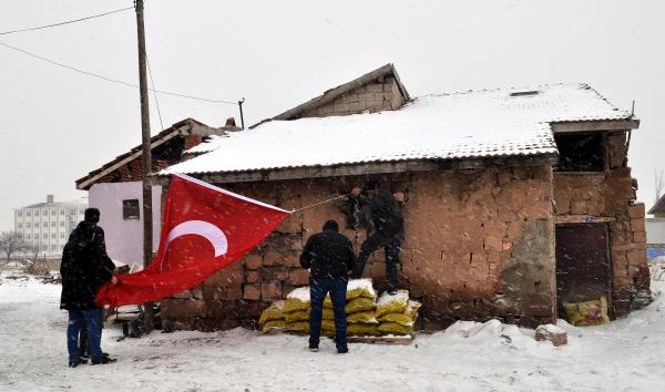 Şehit polis Musa Yüce'nin Kayseri'deki baba evine ateş düştü