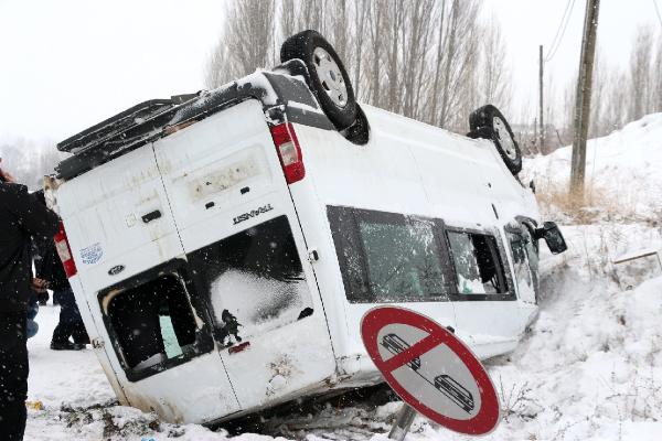 Bingöl'de buzlanma nedeniyle köy minübüsü kaza yaptı, 10 kişi yaralandı