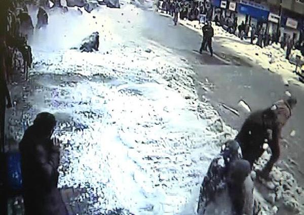Cami çatısında biriken kar kütleleri kalabalığın üzerine düştü, 2 kadın yaralandı